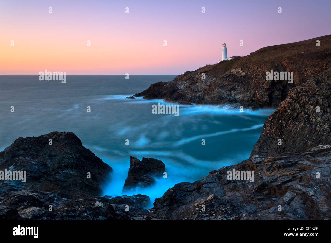 Trevose Capo Faro sulla North Cornish Coast al tramonto. Foto Stock