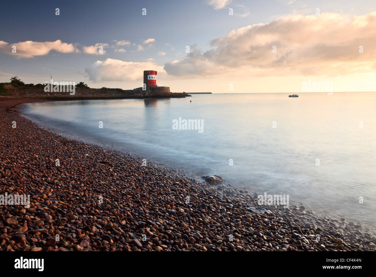 Archirondel tower, un edificio del xviii secolo Martello Tower su uno sperone roccioso a St Catherine's Bay. Foto Stock