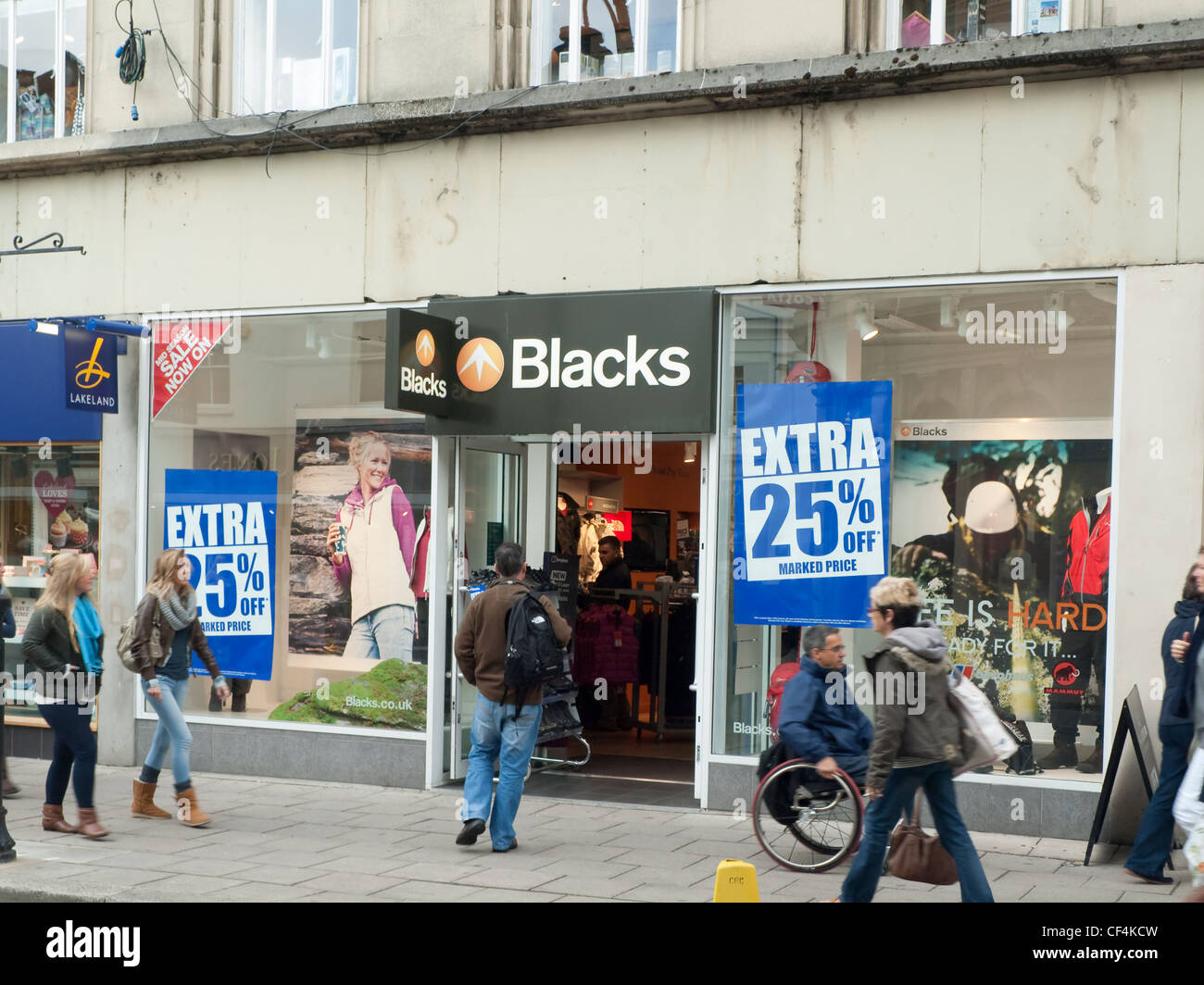 Il ramo dei neri in catena di negozi che vendono a piedi, camping e outdoor merci, Promenade, Cheltenham. In vendita in corso. Foto Stock