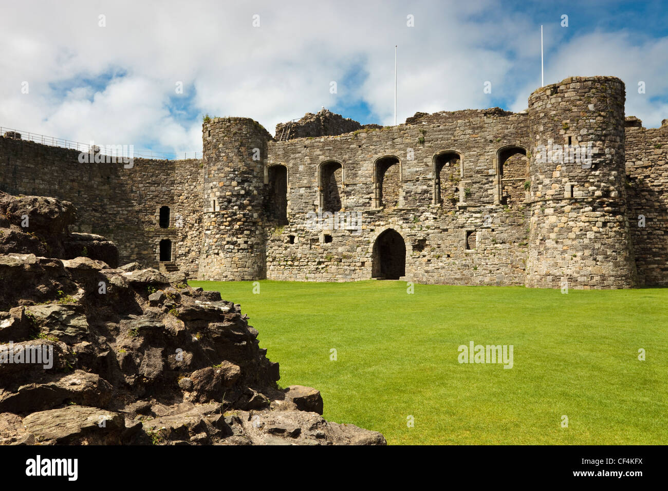 Il reparto interno di Beaumaris Castle, l'ultima e più grande dei castelli per essere costruito da re Edoardo I in Galles. Costruzione di t Foto Stock