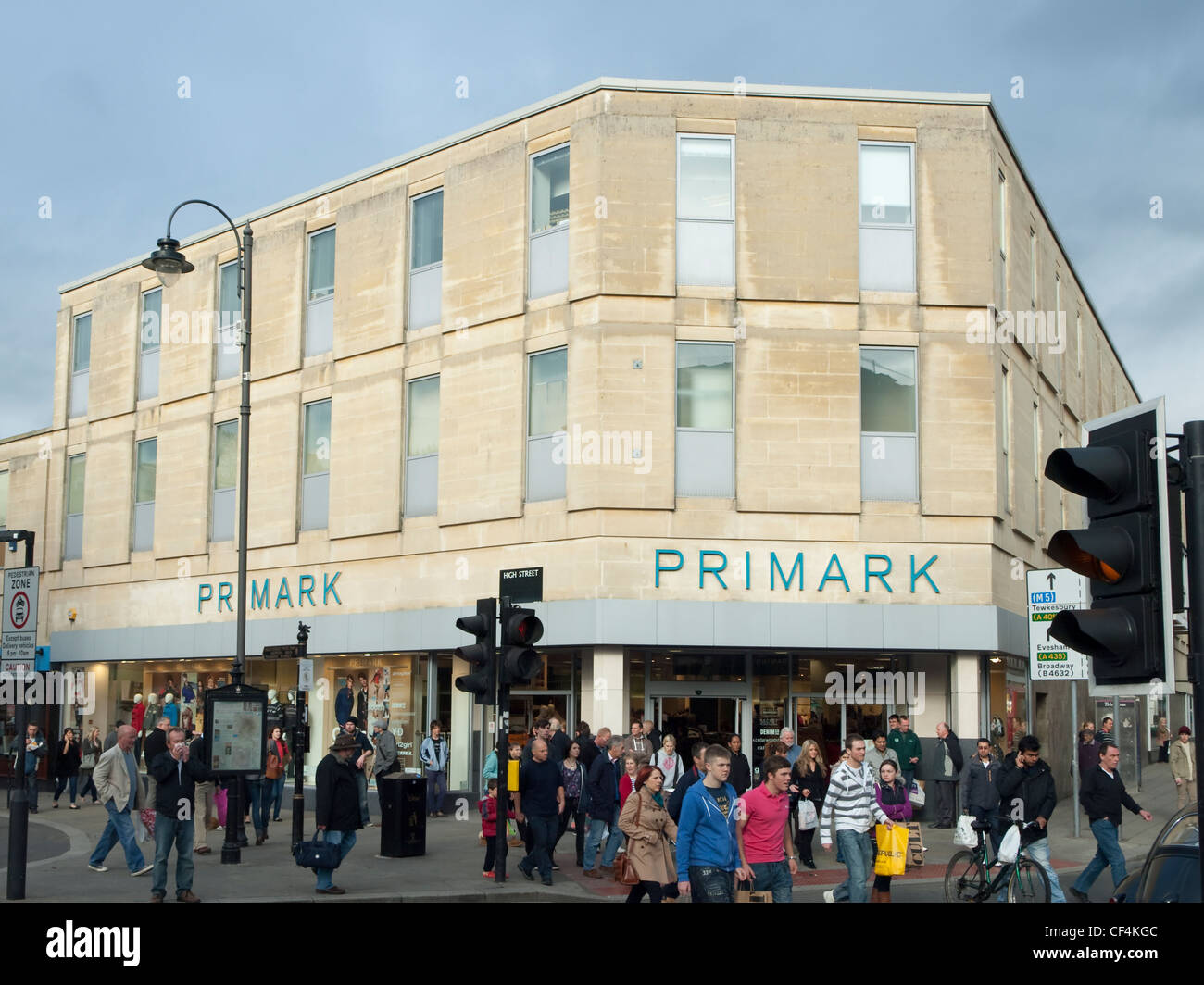 La folla degli acquirenti al di fuori del negozio Primark, Cheltenham dove North Street attraversa la zona pedonale di High Street. Foto Stock