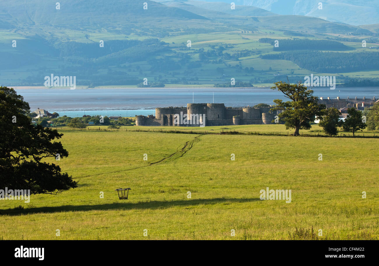 Beaumaris Castle che si affaccia sul Menai Strait sull'Isola di Anglesey fu costruito come uno dei "anello di ferro' del Galles del Nord castelli Foto Stock