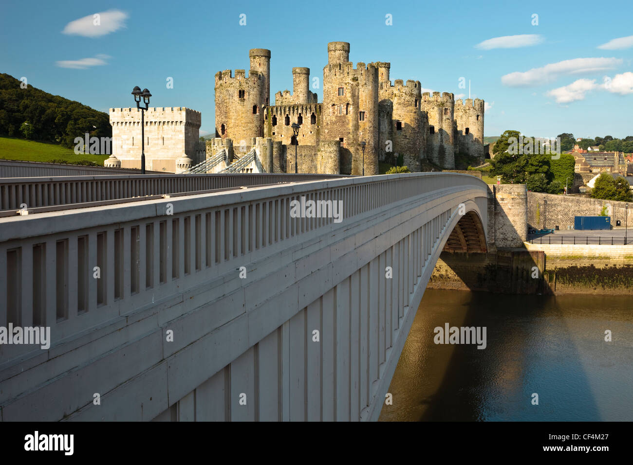Conwy Castle, costruito per il re Edoardo I tra 1283-87 dal maestro Giacomo di St George, visto dal moderno ponte stradale che corre Foto Stock