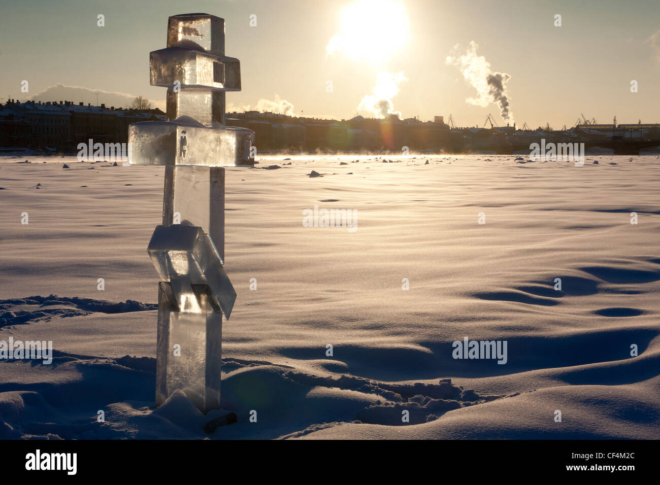 Croce ortodossa, fiume Neva ,a San Pietroburgo, Russia Foto Stock