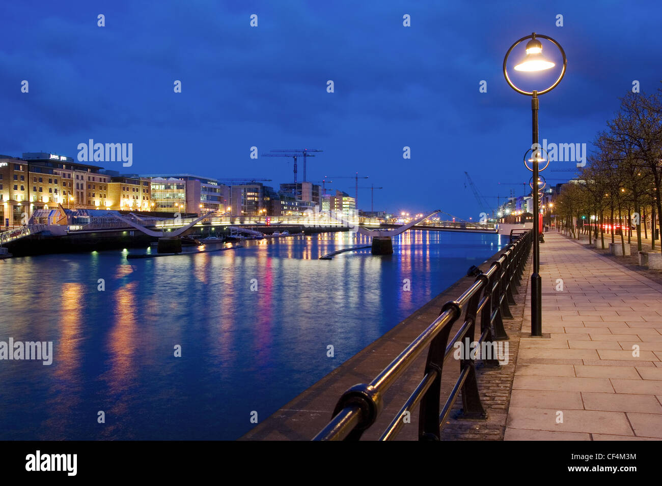 Tramonto sul fiume Liffey nella città di Dublino in Irlanda. Foto Stock