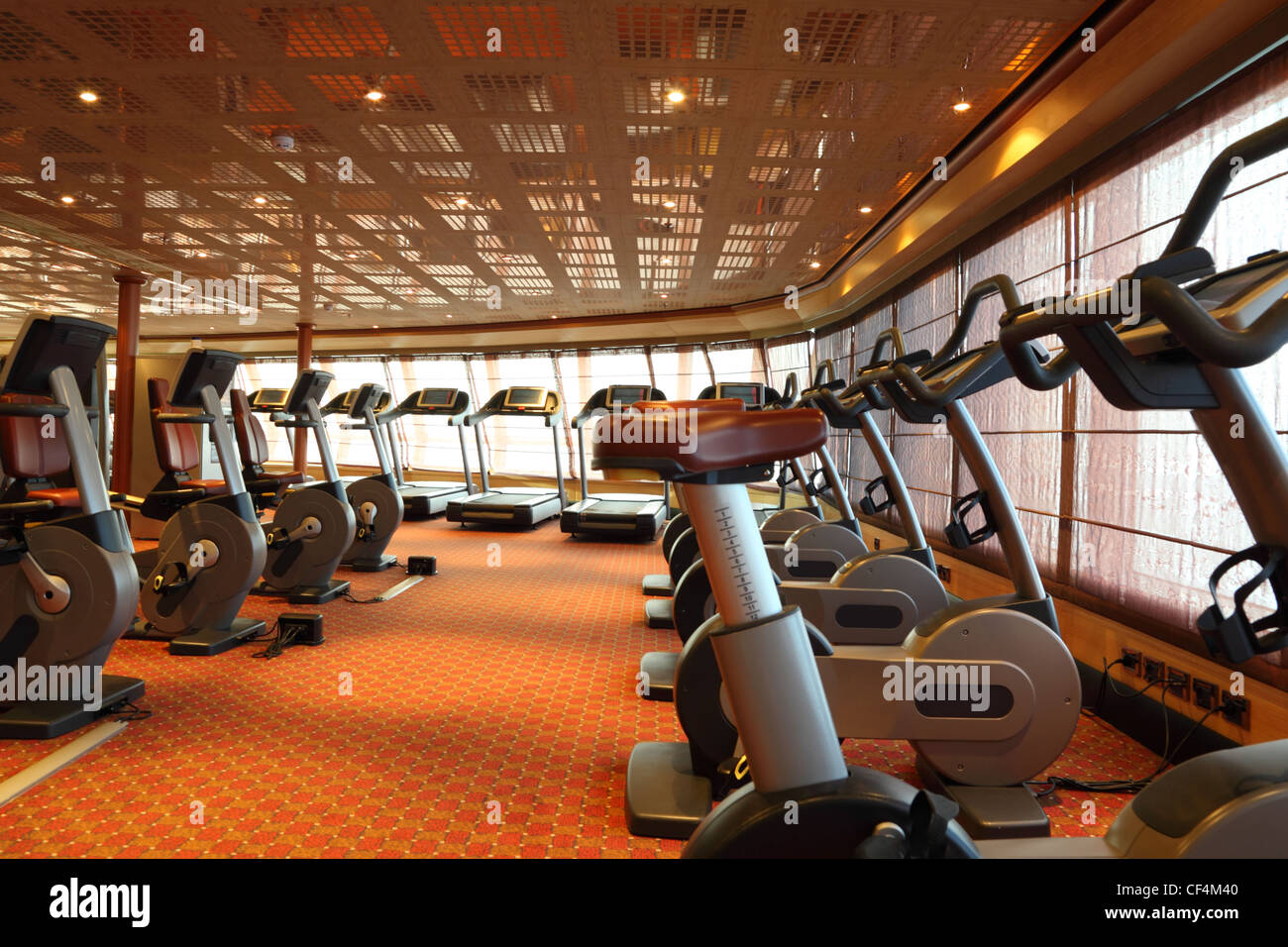 Grande palestra con tapis roulant e cyclette in nave da crociera Foto Stock