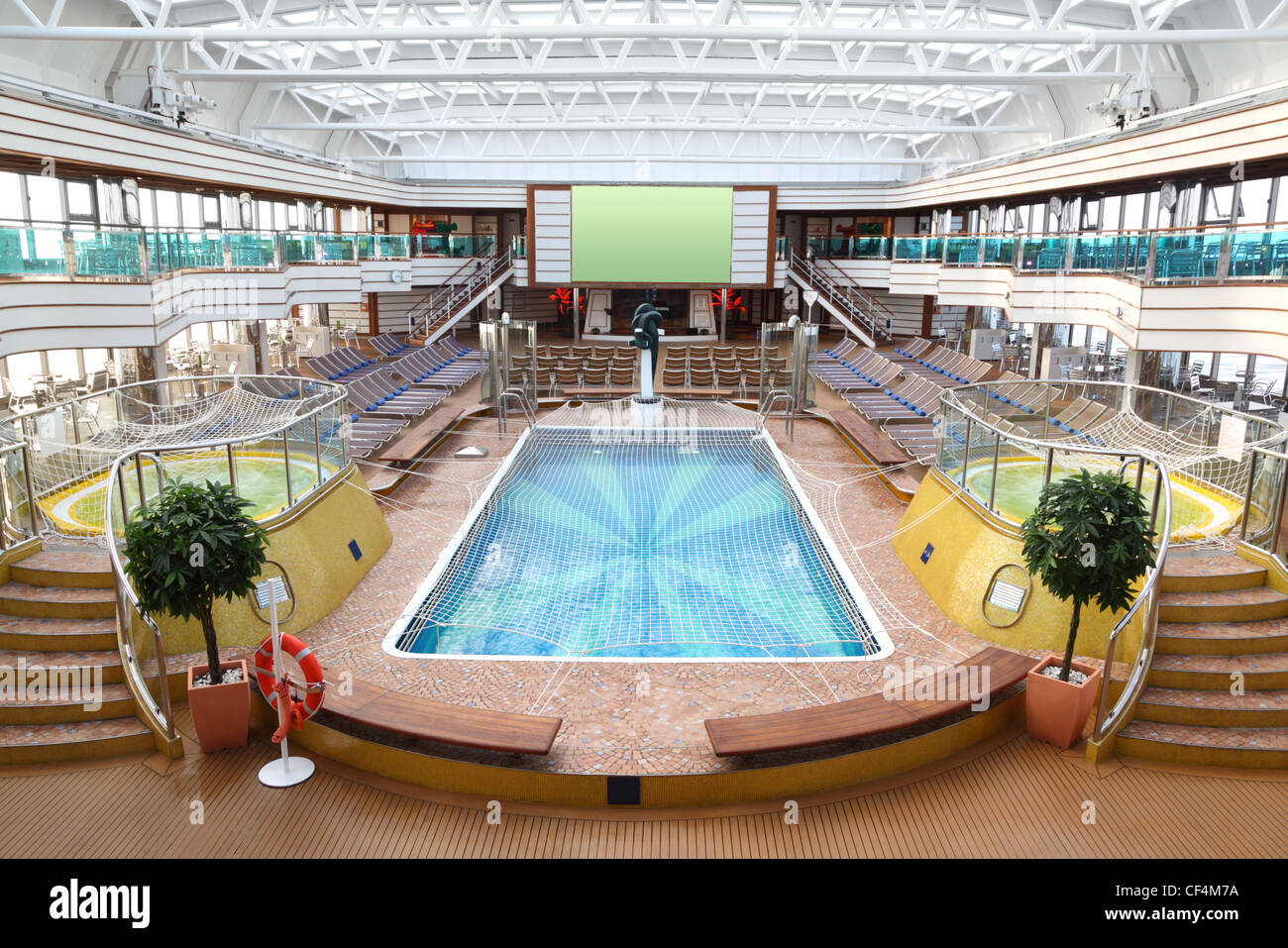 Grande sala per il riposo e il tan con piscina e sedie a sdraio su una nave  da crociera vista generale Foto stock - Alamy