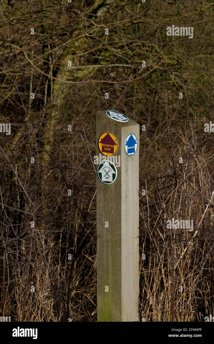 Un post con il sentiero e indicatori bridleway sorge nell'coutnryside Foto Stock