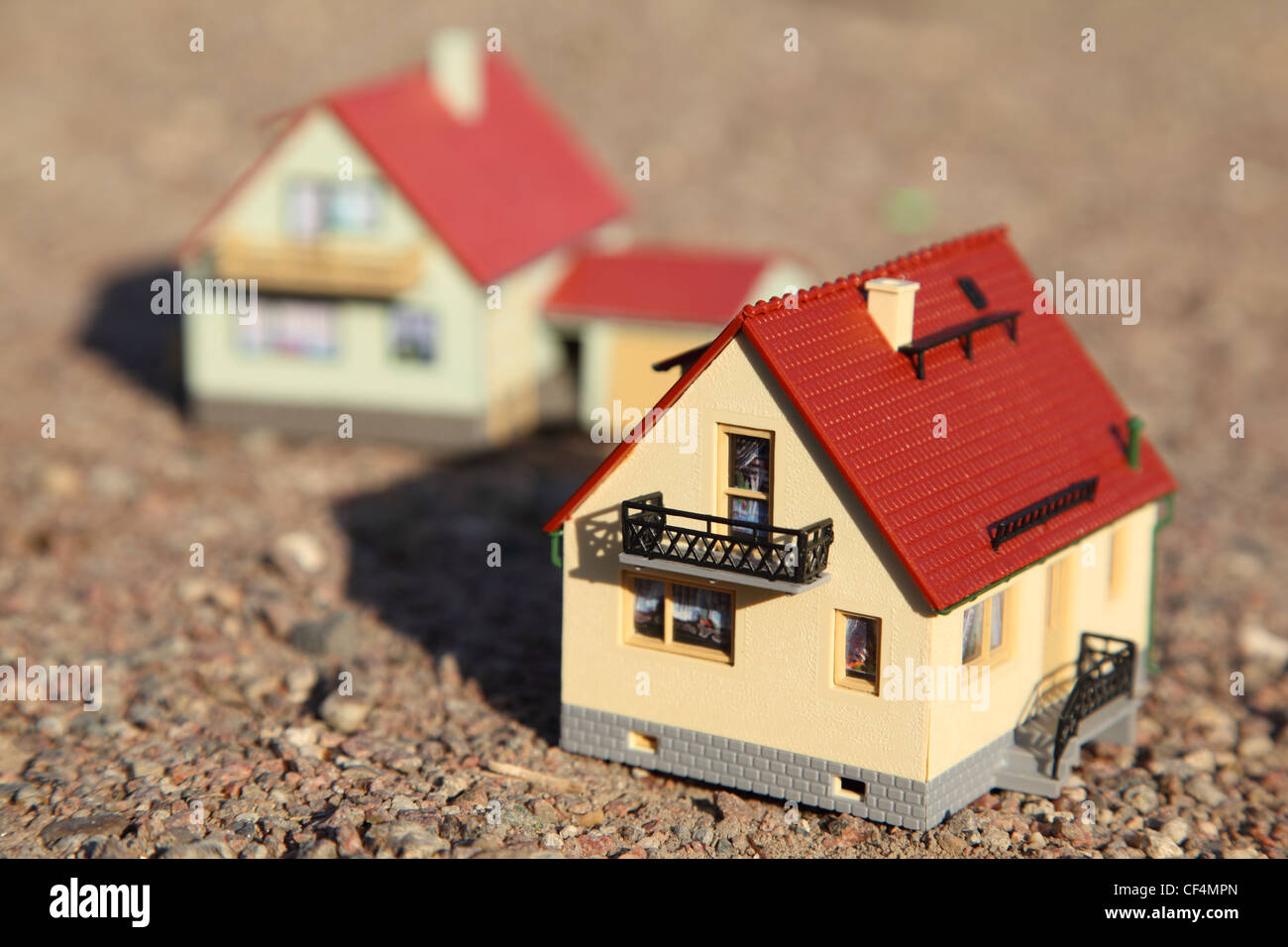 Due piccoli modelli di case. frontale modello di casa nel fuoco. Foto Stock