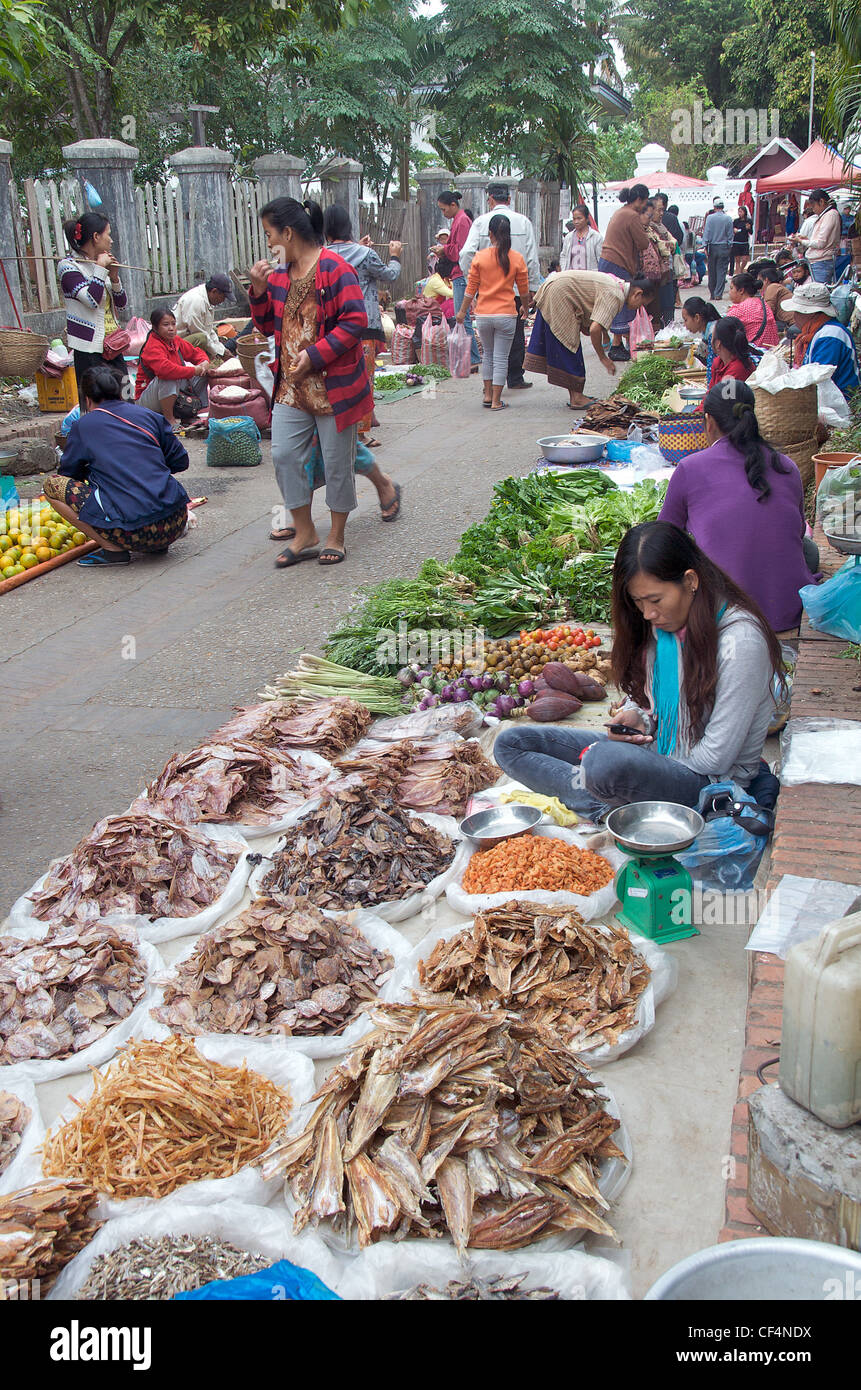 Mercato in street Luang Prabang Laos Foto Stock