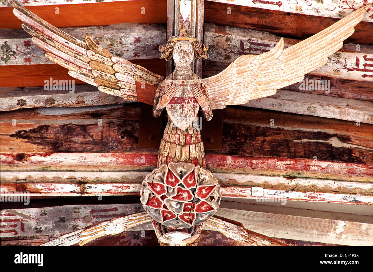 Un intaglio di un angelo nel soffitto della chiesa della Santa Trinità in Blythburgh. La chiesa è a volte chiamato affettuosamente ''l'C Foto Stock