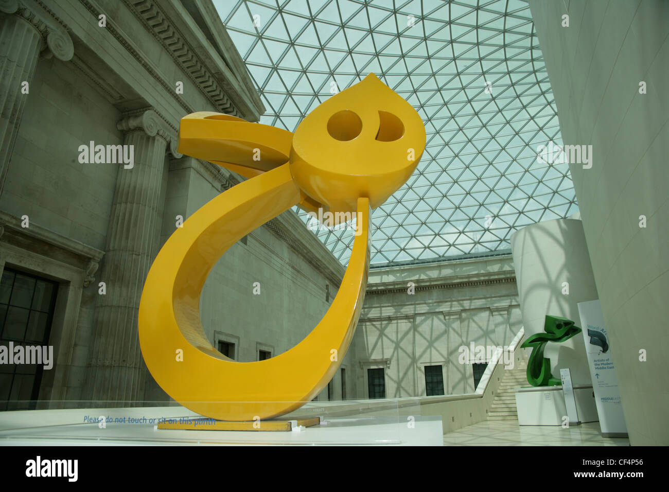 Una scultura in parola in mostra d'arte nel Queen Elizabeth II Great Court al British Museum, 2006. Foto Stock