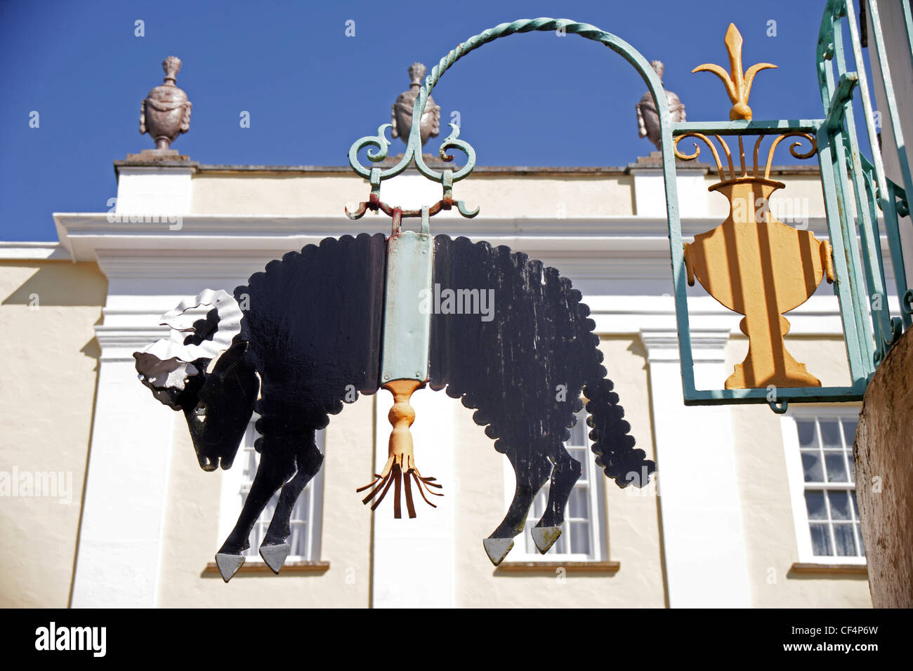Susan Williams-Ellis la pecora nera cut-out che Clough Williams-Ellis ha chiesto la sua progettazione per la lana gallese Shop, appeso Foto Stock