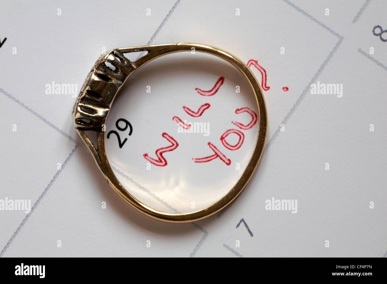 Anello di fidanzamento posato sul calendario che mostra la data del 29 febbraio anno bisestile con le parole Will You? scritto su di esso - proposta per l'anno bisestile Foto Stock