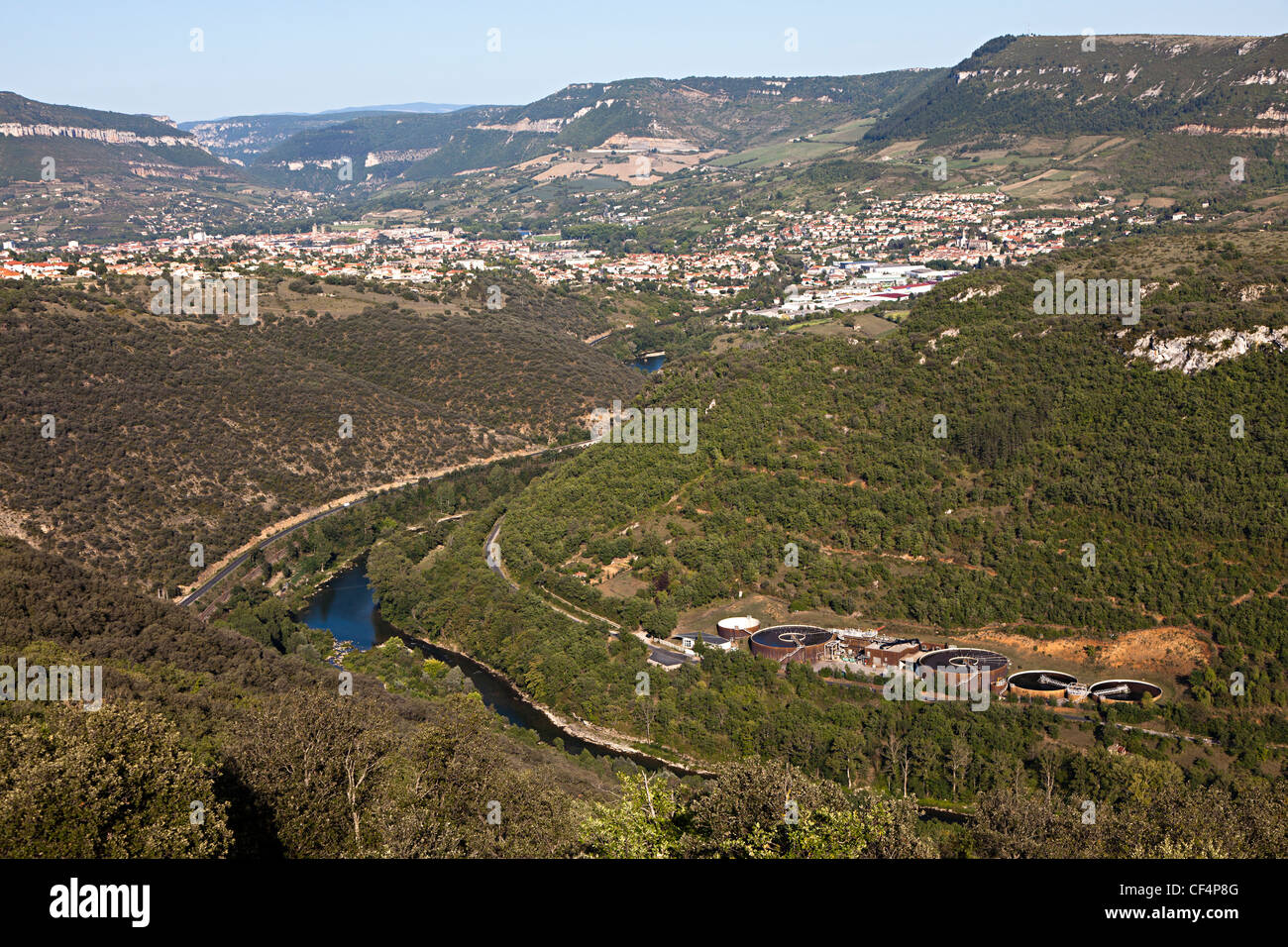 Impianto di depurazione delle acque reflue a fianco del fiume Tarn con la città di Millau in distanza, Aveyron, Midi-Pirenei, Francia Foto Stock
