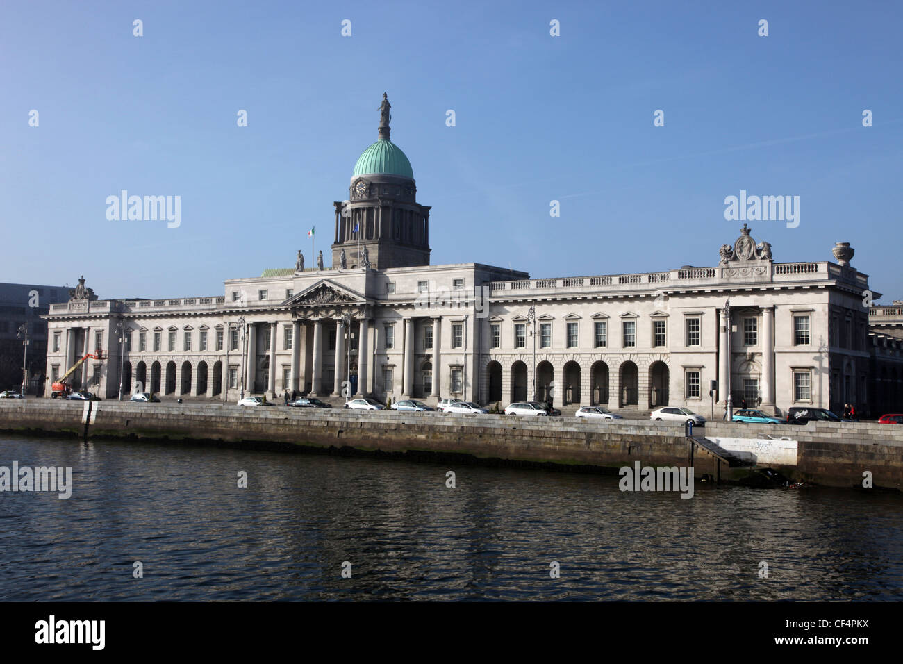 Il Custom House in stile neoclassico edificio del XVIII secolo da James Gandon sul fiume Liffey, Dublino. Foto Stock