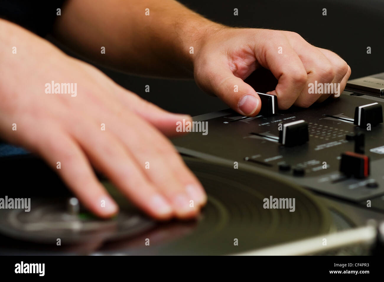 Le mani di un disk jockey la riproduzione della musica sul giradischi e top-class controller di miscelazione Foto Stock