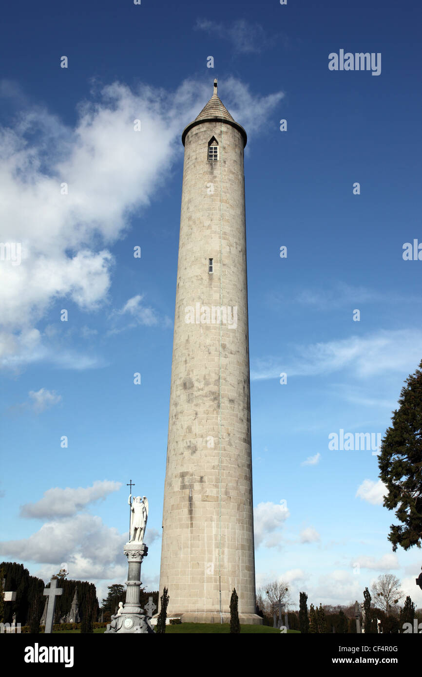 Irish Round Tower presso il cimitero di Glasnevin, un giardino in stile vittoriano cimitero, notevole come l'ultimo luogo di riposo di nazionale figura irlandese Foto Stock