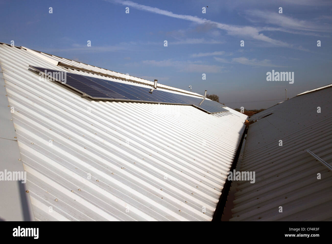 40 pannelli solari su un giardino sul tetto del Centro - fornisce 10 chilowatt di energia Foto Stock