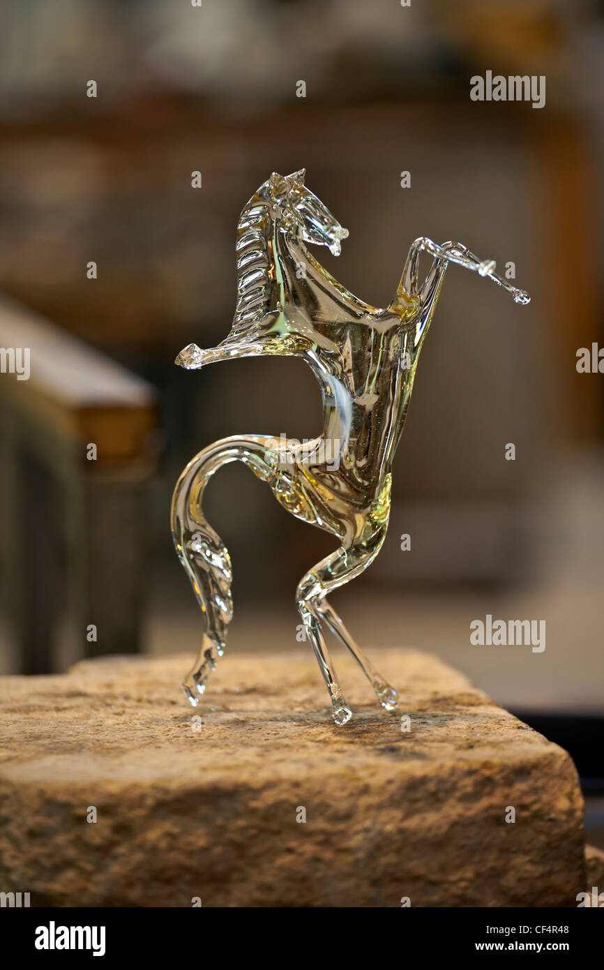 Arte soffiatore di vetro di Murano forma una figura Foto Stock