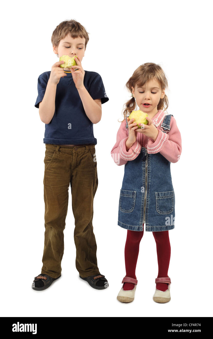 Piccolo Ragazzo e ragazza in piedi e mangiare le mele grandi isolato su bianco Foto Stock