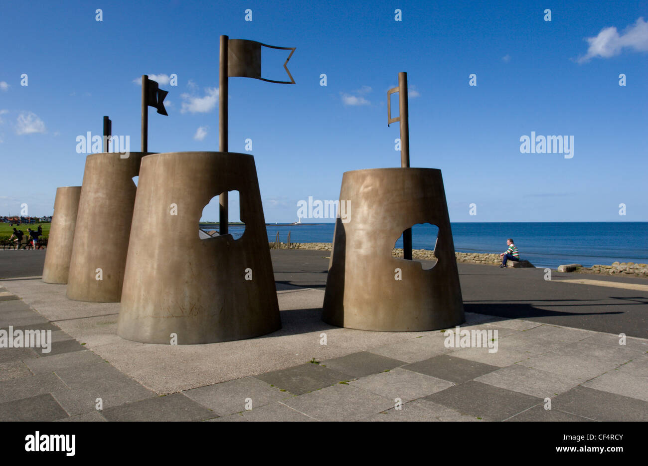 Castelli di Sabbia, acciaio inossidabile sculture di Richard Broderick sul lungomare a Whitley Bay. Foto Stock
