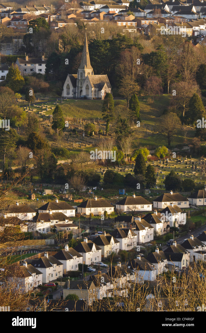 Stroud cimitero comunale e le righe delle case di Cotswold città mercato di Stroud, Gloucestershire, Regno Unito Foto Stock