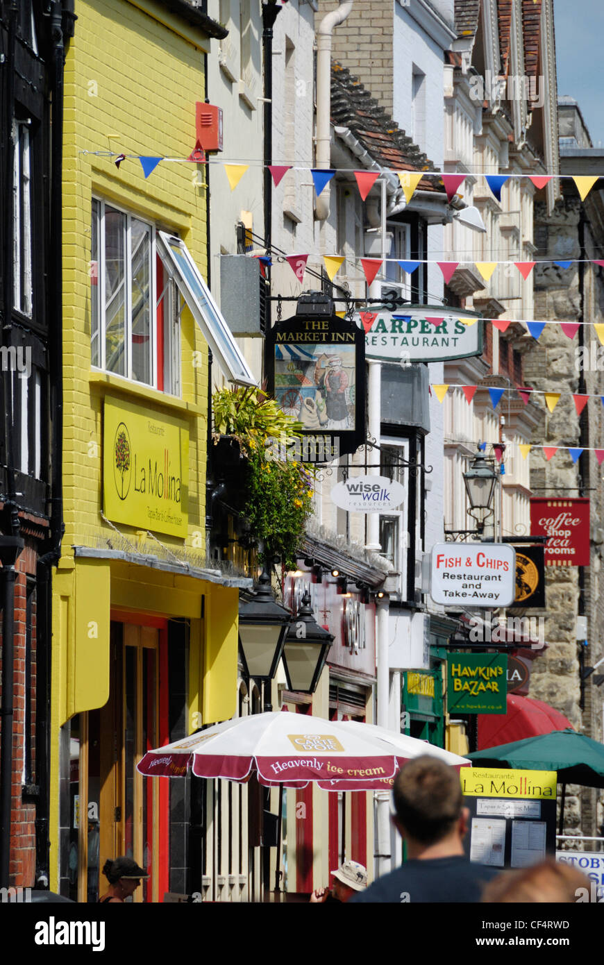 Ristoranti, pub e caffetterie in Butcher Row, Salisbury. Foto Stock