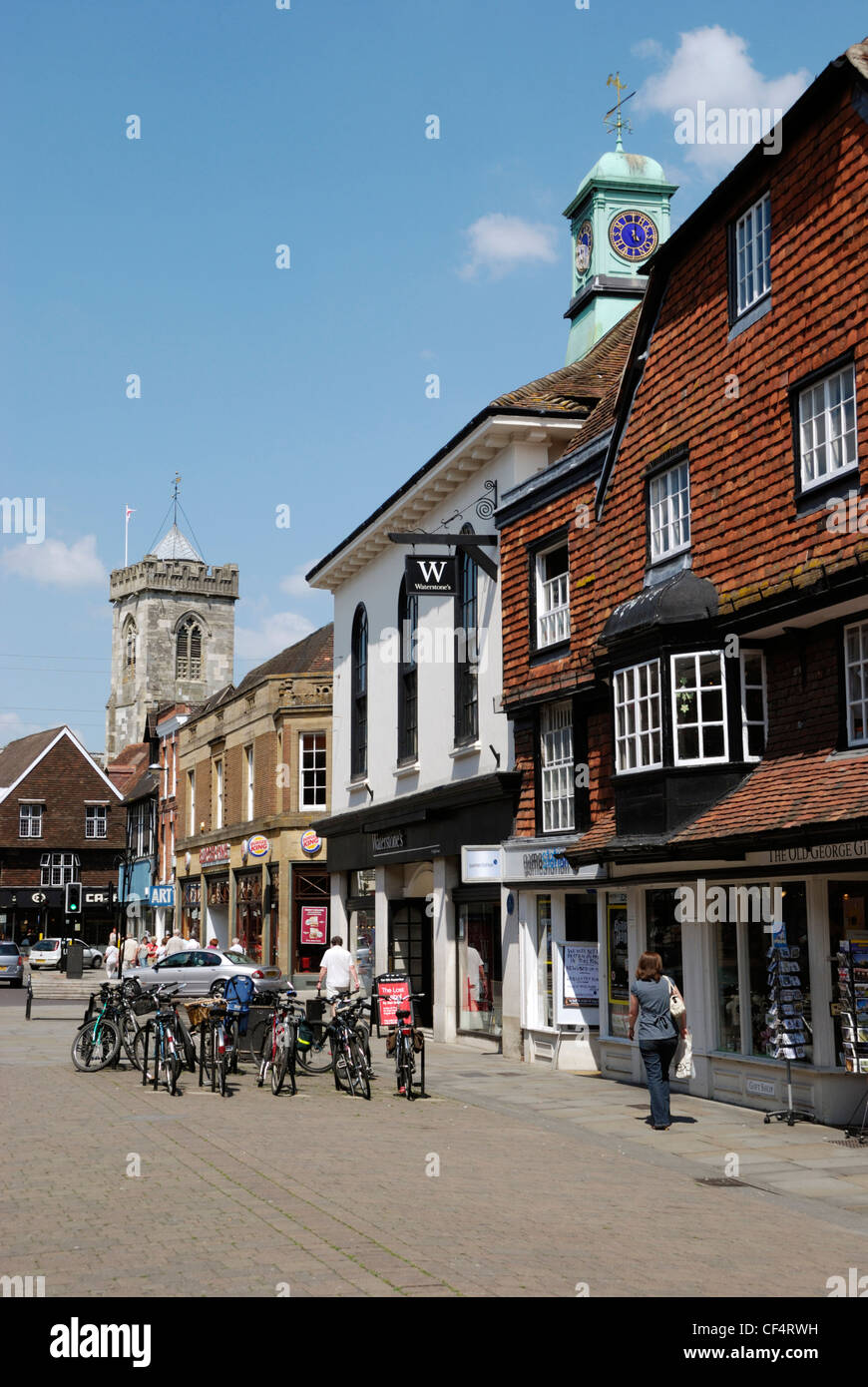 Biciclette incatenato al bike sorge nella zona pedonale high street in Salisbury. Foto Stock