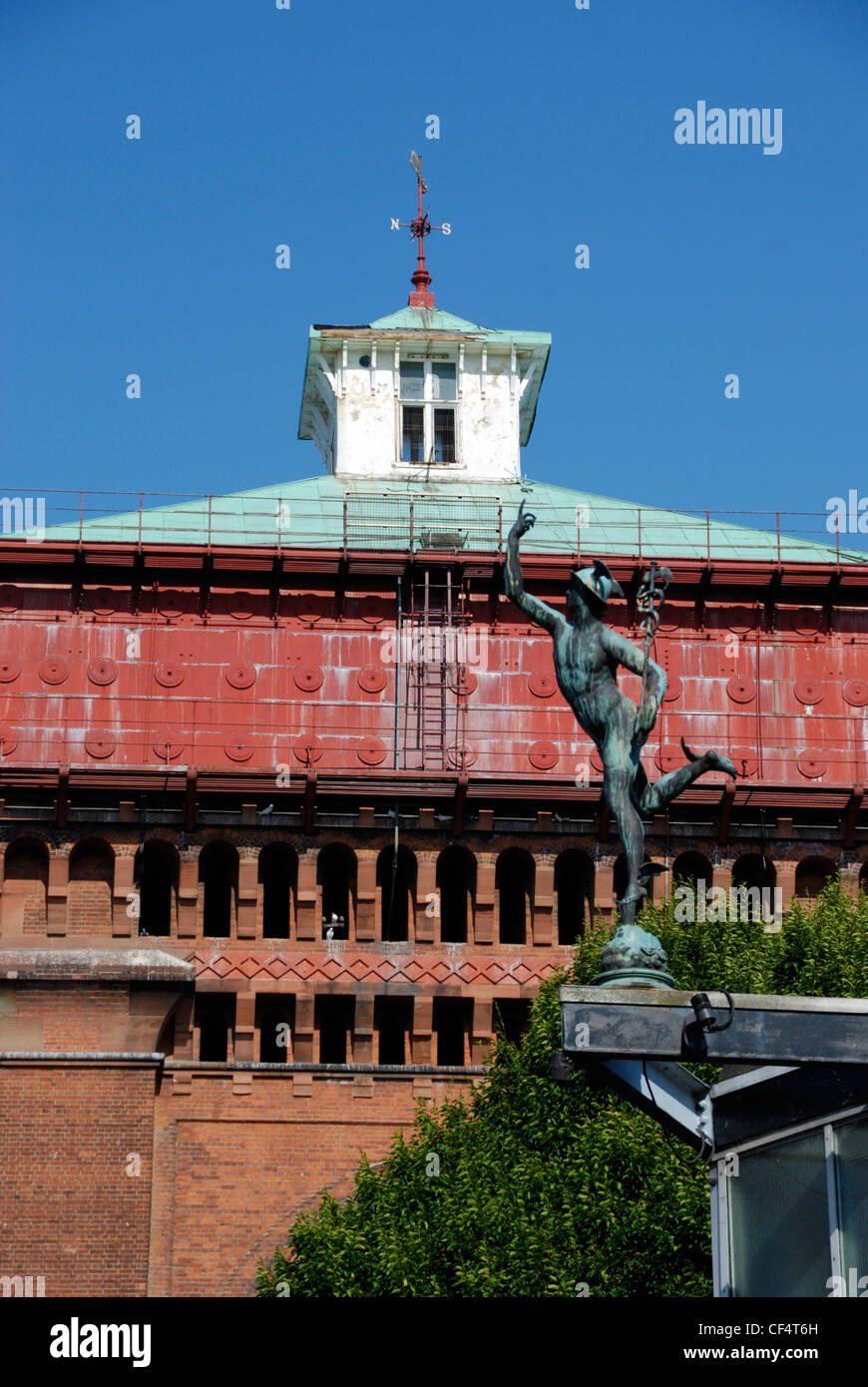 Una statua di Mercurio sul teatro di mercurio di fronte al Jumbo Water Tower (il più grande di acqua vittoriana torre in Inghilterra) a t Foto Stock