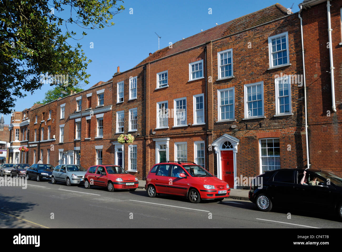 Auto parcheggiate fuori una fila di case Georgiane in East Hill, Colchester. Foto Stock