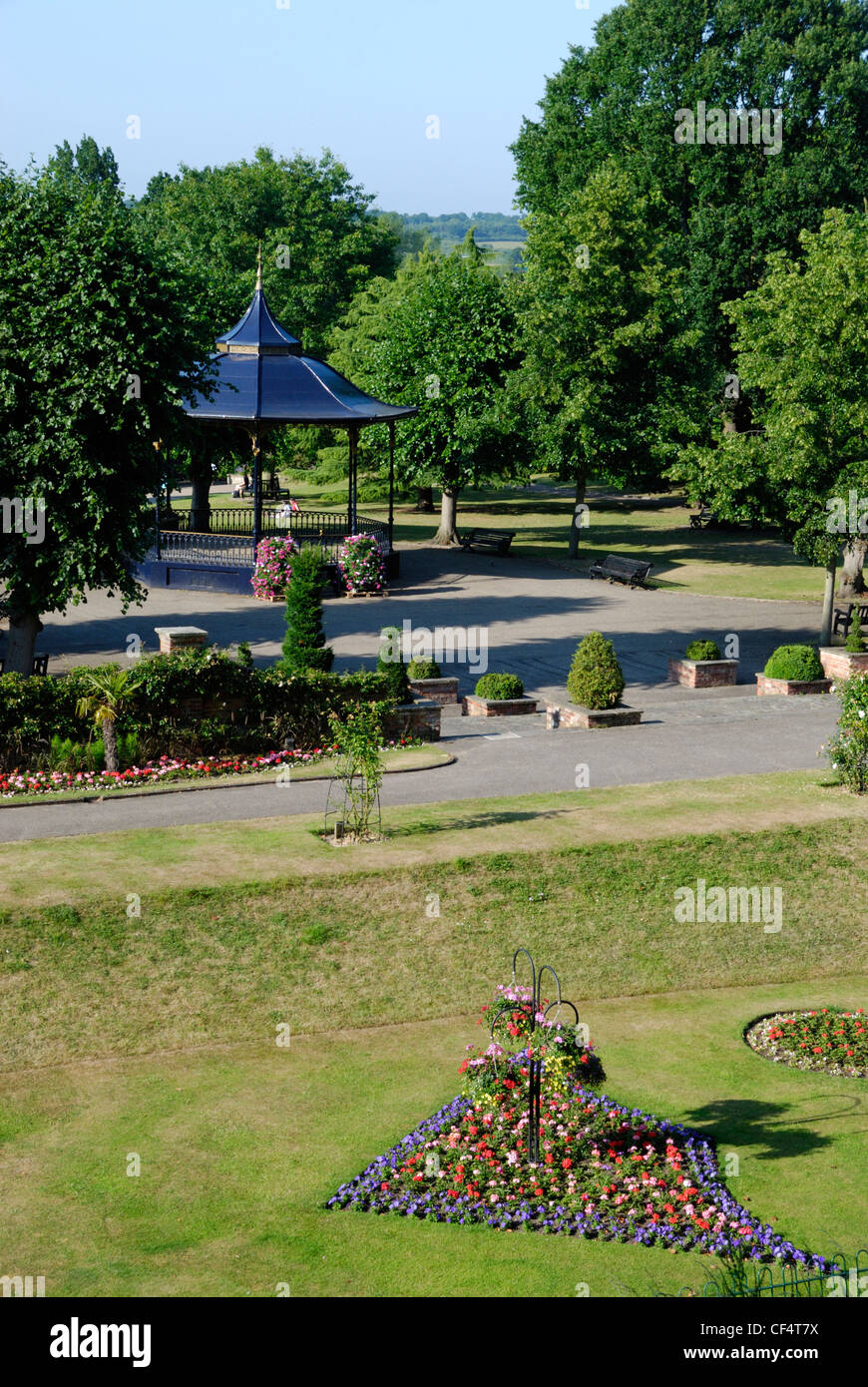 Giardini nel parco del castello, un'area nel centro di Colchester contenente una zona giochi per bambini, minigolf e la messa Foto Stock