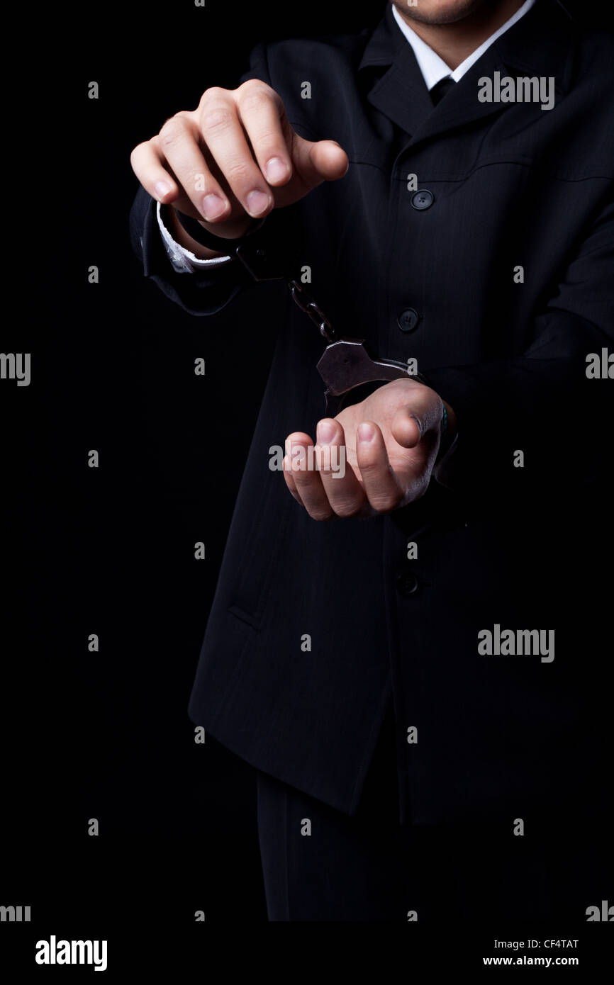 Business man in black suit e manette Foto Stock