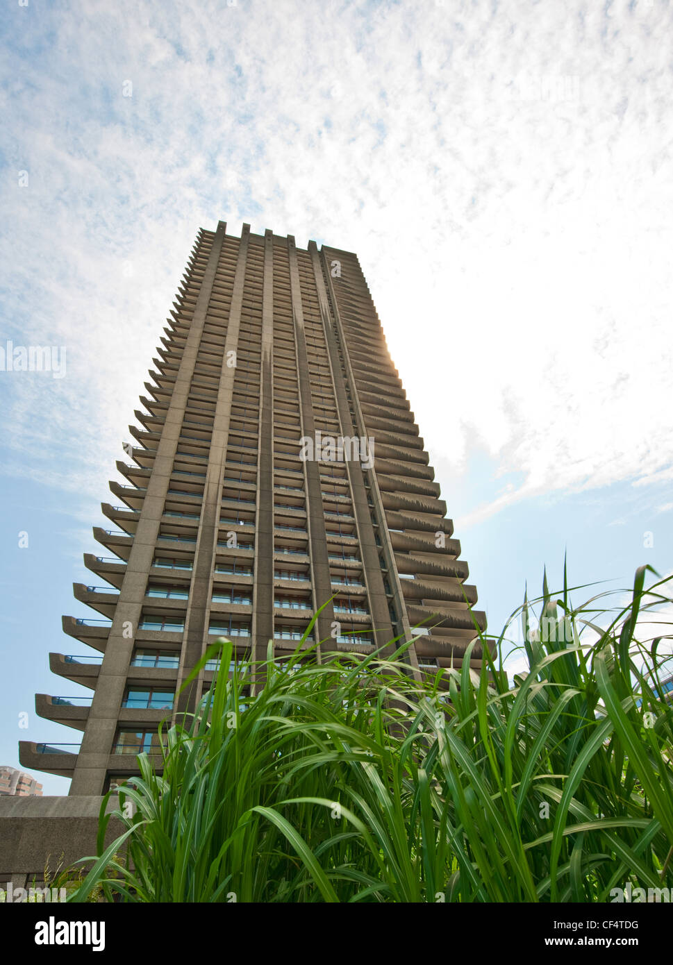 Cromwell Tower al Barbican station wagon, uno di Londra più alte torri residenziali. Foto Stock