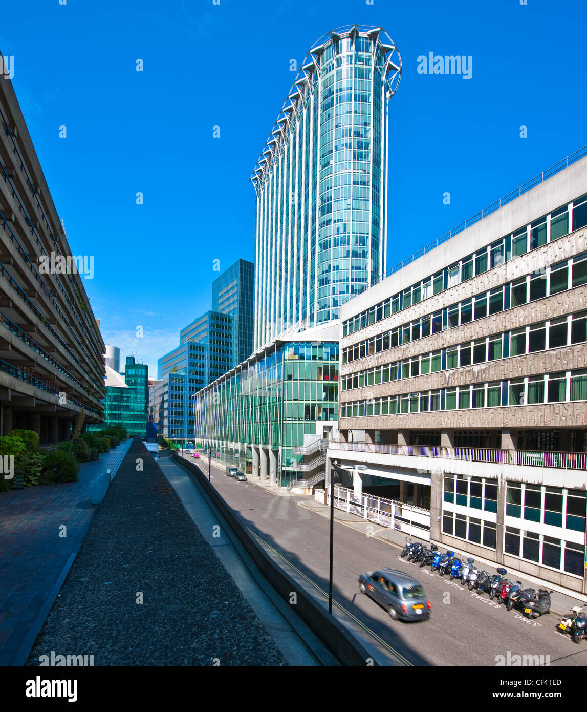 Ufficio moderno sviluppi di fronte al Barbican Station Wagon nella città di Londra. Il Barbican Station Wagon è stato costruito come un risultato di massa Foto Stock