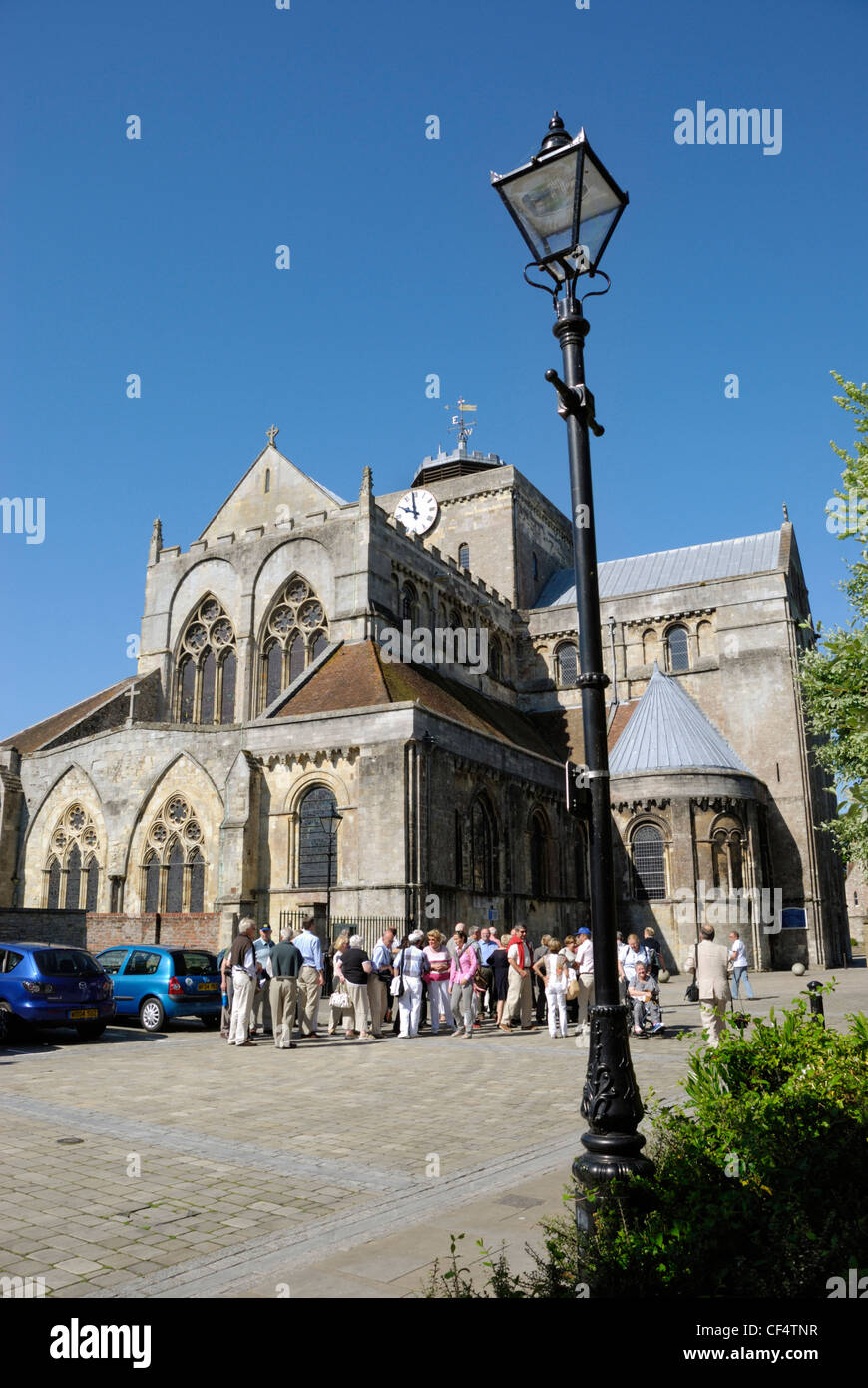 Turisti al di fuori di Romsey Abbey, la più grande chiesa parrocchiale in Hampshire. Foto Stock