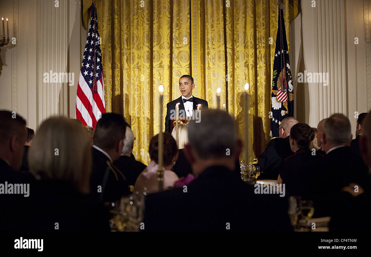 Il presidente Barack Obama affronta i veterani e i loro ospiti durante il 'una nazione della gratitudine della Cena' alla casa bianca il 29 febbraio 2012 a Washington, DC Foto Stock