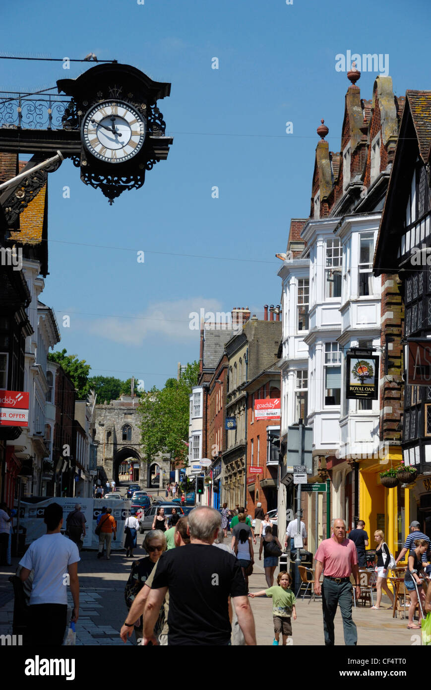 La gente camminare lungo la High Street nel cuore della città storica di Winchester. Foto Stock