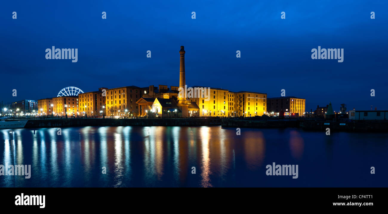 Albert Dock edifici di notte con riflessi nelle acque di inscatolare Dock. L'Albert Dock complesso è stato il primo al mondo bui Foto Stock