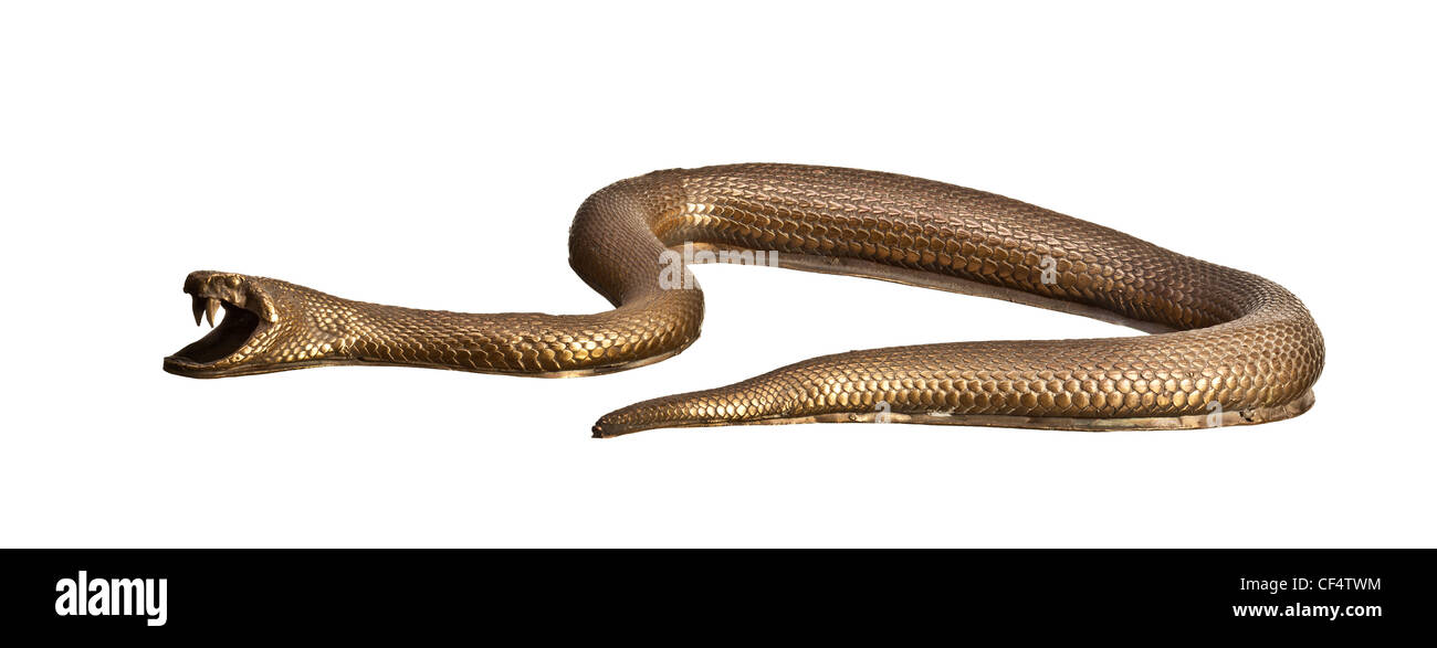 Serpente in ottone isolato su sfondo bianco Foto Stock
