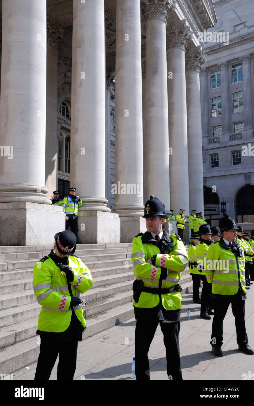 La polizia a guardia della Royal Exchange durante il G20 dimostrazioni nella città di Londra. Foto Stock