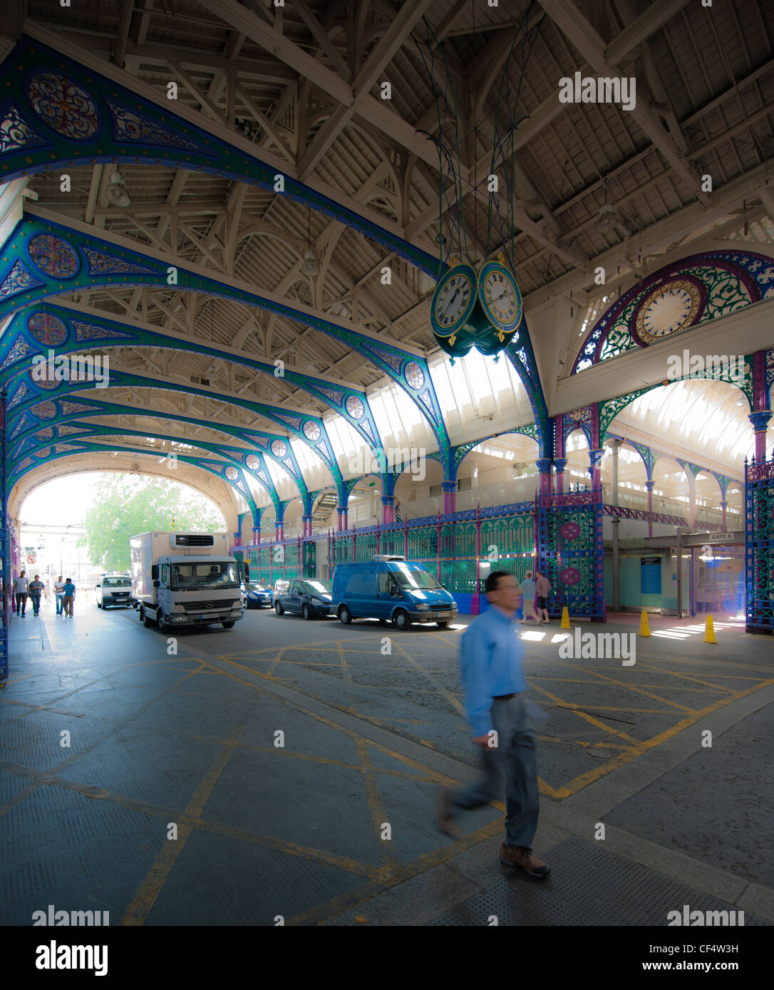 Uomo che cammina attraverso la Grand Avenue a Londra ai mercati centrali, Smithfield Market. Foto Stock