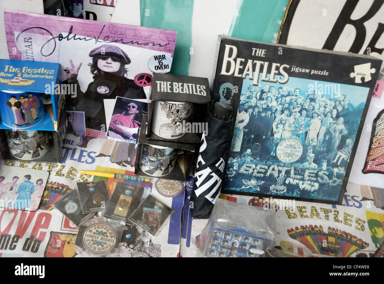 Una chiusura di memorabilia dei Beatles in una vetrina in Baker Street. Foto Stock