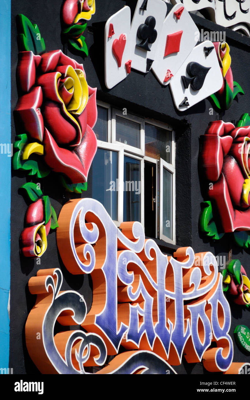 Un colorato salotto tattoo shop anteriore vicino il mercato di Camden. Foto Stock