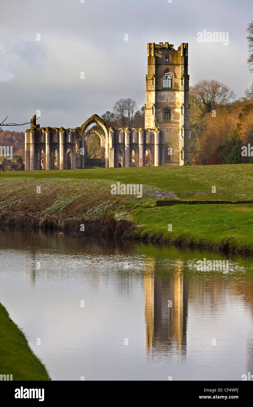 Fountains Abbey, una rovina monastero cistercense, fondata nel 1132. Si tratta di un patrimonio mondiale dell UNESCO e parte della tenuta di F Foto Stock