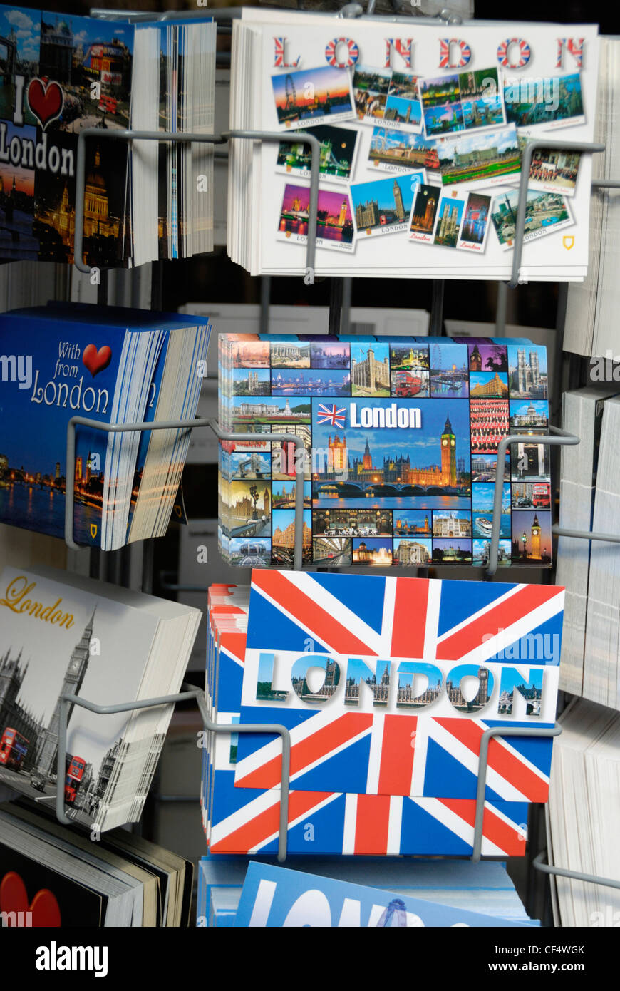 Londra cartoline per la vendita in uno stand al di fuori di un negozio di souvenir. Foto Stock