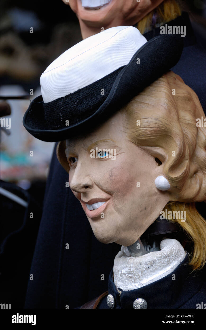 Parodia satirica maschera dell'ex primo ministro britannico Margaret Thatcher su uno stallo del mercato di Portobello Road. Foto Stock