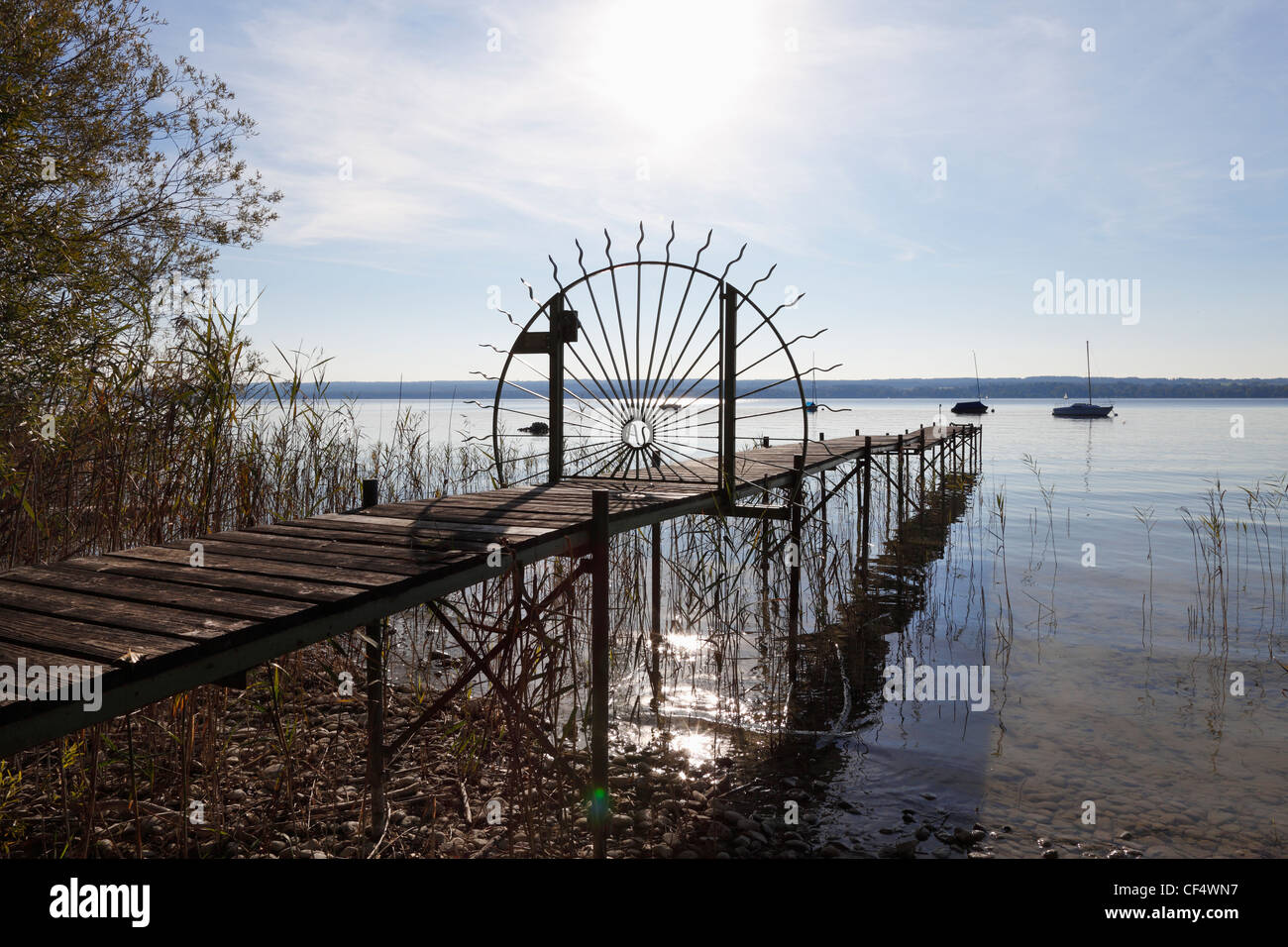 In Germania, in Baviera, Baviera, Fuenfseenland, Breitbrunn, la vista del lago Ammersee con pier gate Foto Stock