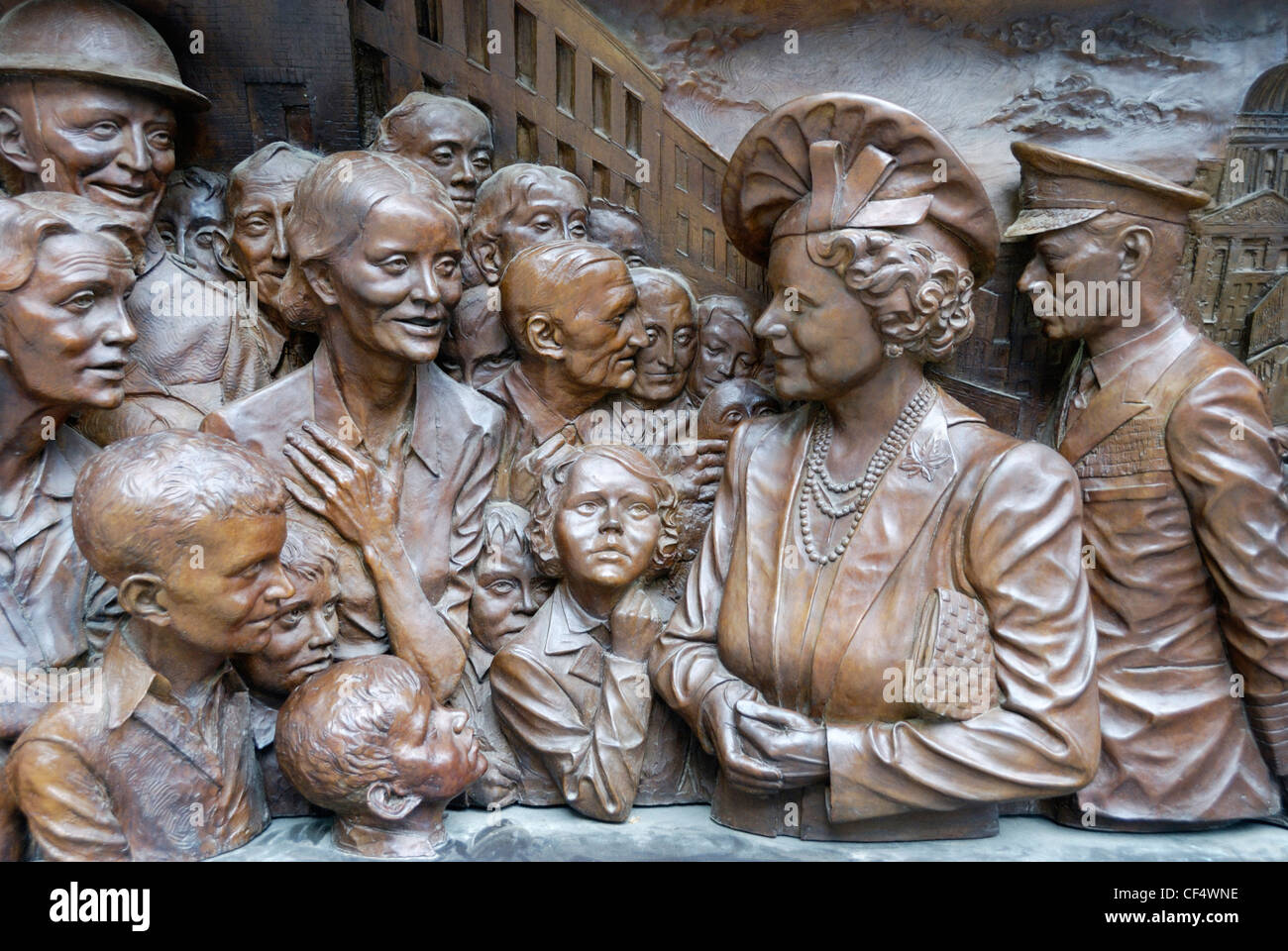 Parte di un rilievo bronzeo che mostra la regina Elisabetta Regina madre e King George VI incontro i cittadini di Londra durante il Blitz. Th Foto Stock