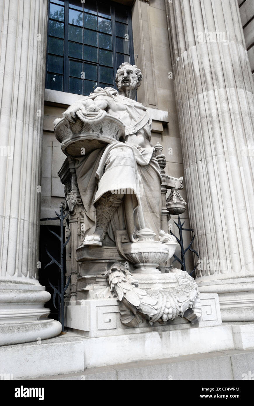 Statua di un mercante sulla parte esterna del vecchio porto di London Authority edificio a 10 Trinity Square. Foto Stock